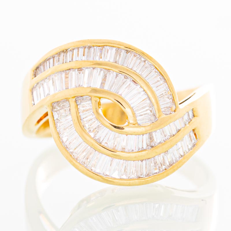 Wavy baguette and diamond ring in 18k yellow gold.