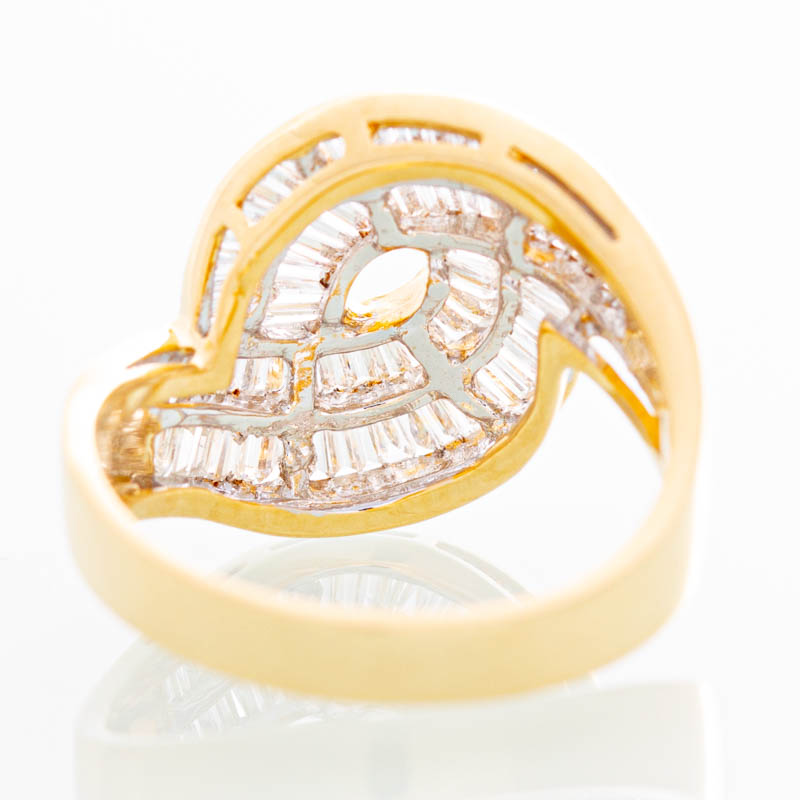Wavy baguette and diamond ring in 18k yellow gold.