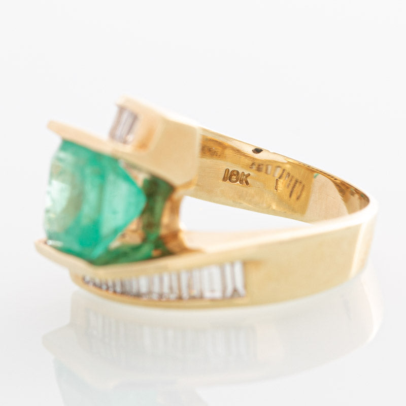 Pharaoh Green Emerald ring with baguette diamonds in 18k yellow gold.