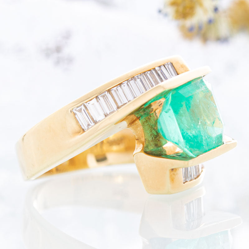 Pharaoh Green Emerald ring with baguette diamonds in 18k yellow gold.